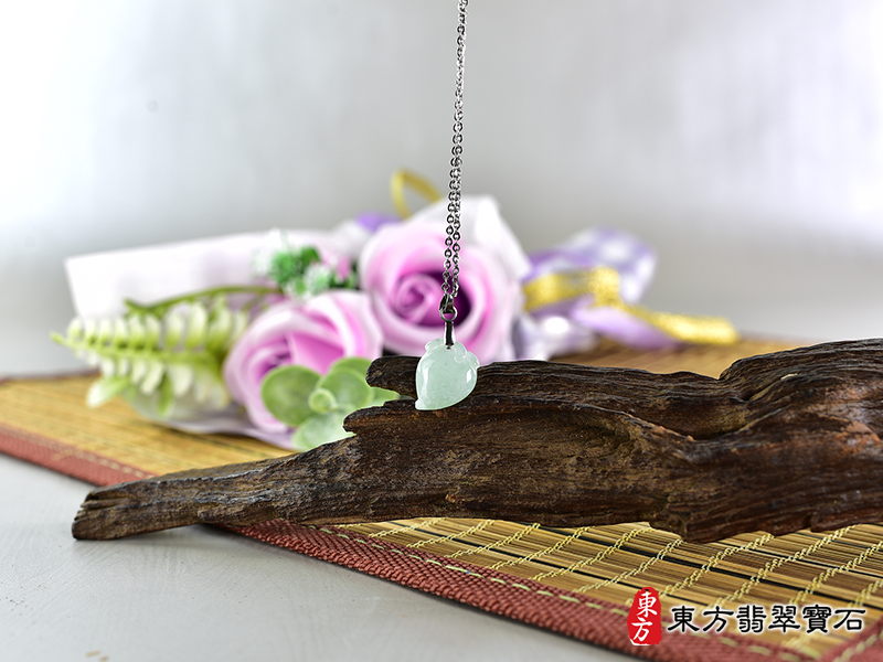意境翡翠壽桃項鍊玉珮（福壽雙全：壽桃牌A貨翡翠壽桃玉珮、緬甸玉壽桃玉墜）。淺綠色糯種壽桃，FW261。客製化訂做各種翡翠壽桃吊墜玉珮項鍊。★附A貨翡翠雙證書