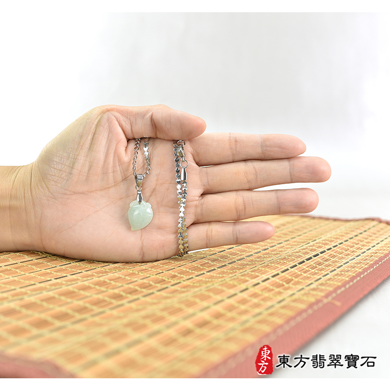 大小翡翠壽桃項鍊玉珮（福壽雙全：壽桃牌A貨翡翠壽桃玉珮、緬甸玉壽桃玉墜）。淺綠色糯種壽桃，FW261。客製化訂做各種翡翠壽桃吊墜玉珮項鍊。★附A貨翡翠雙證書