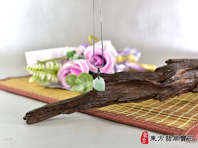 意境翡翠壽桃項鍊玉珮（福壽雙全：壽桃牌A貨翡翠壽桃玉珮、緬甸玉壽桃玉墜）。淺綠色糯種壽桃，FW262。客製化訂做各種翡翠壽桃吊墜玉珮項鍊。★附A貨翡翠雙證書
