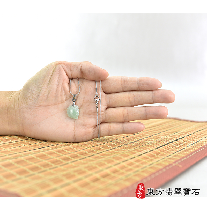 大小翡翠壽桃項鍊玉珮（福壽雙全：壽桃牌A貨翡翠壽桃玉珮、緬甸玉壽桃玉墜）。淺綠色糯種壽桃，FW262。客製化訂做各種翡翠壽桃吊墜玉珮項鍊。★附A貨翡翠雙證書