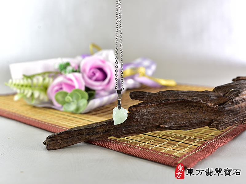 意境翡翠壽桃項鍊玉珮（福壽雙全：壽桃牌A貨翡翠壽桃玉珮、緬甸玉壽桃玉墜）。淺綠色糯種壽桃，FW263。客製化訂做各種翡翠壽桃吊墜玉珮項鍊。★附A貨翡翠雙證書