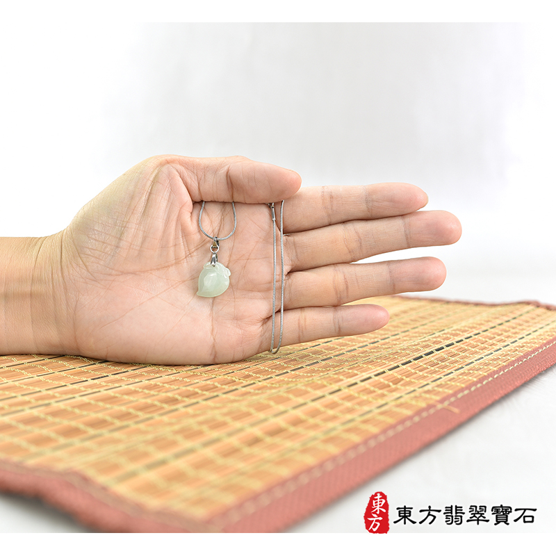 大小翡翠壽桃項鍊玉珮（福壽雙全：壽桃牌A貨翡翠壽桃玉珮、緬甸玉壽桃玉墜）。淺綠色糯種壽桃，FW263。客製化訂做各種翡翠壽桃吊墜玉珮項鍊。★附A貨翡翠雙證書