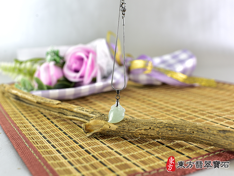 意境翡翠壽桃項鍊玉珮（福壽雙全：壽桃牌A貨翡翠壽桃玉珮、緬甸玉壽桃玉墜）。淺綠色糯種壽桃，FW264。客製化訂做各種翡翠壽桃吊墜玉珮項鍊。★附A貨翡翠雙證書