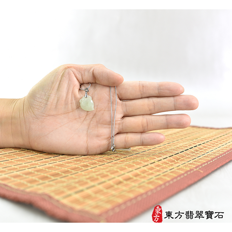 大小翡翠壽桃項鍊玉珮（福壽雙全：壽桃牌A貨翡翠壽桃玉珮、緬甸玉壽桃玉墜）。淺綠色糯種壽桃，FW264。客製化訂做各種翡翠壽桃吊墜玉珮項鍊。★附A貨翡翠雙證書