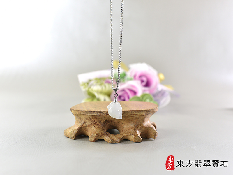 意境翡翠壽桃項鍊玉珮（福壽雙全：壽桃牌A貨翡翠壽桃玉珮、緬甸玉壽桃玉墜）白色帶點淺紫色微冰糯種壽桃，FW265。種翡翠壽桃吊墜玉珮項鍊。★附A貨翡翠雙證書