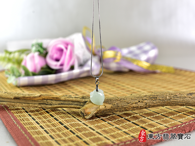 意境翡翠壽桃項鍊玉珮（福壽雙全：壽桃牌A貨翡翠壽桃玉珮、緬甸玉壽桃玉墜）。淺綠色糯種壽桃，FW266。客製化訂做各種翡翠壽桃吊墜玉珮項鍊。★附A貨翡翠雙證書