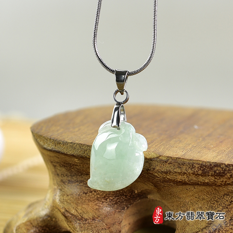 翡翠壽桃項鍊玉珮（福壽雙全：壽桃牌A貨翡翠壽桃玉珮、緬甸玉壽桃玉墜）。淺綠色糯種壽桃，FW267。客製化訂做各種翡翠壽桃吊墜玉珮項鍊。★附A貨翡翠雙證書