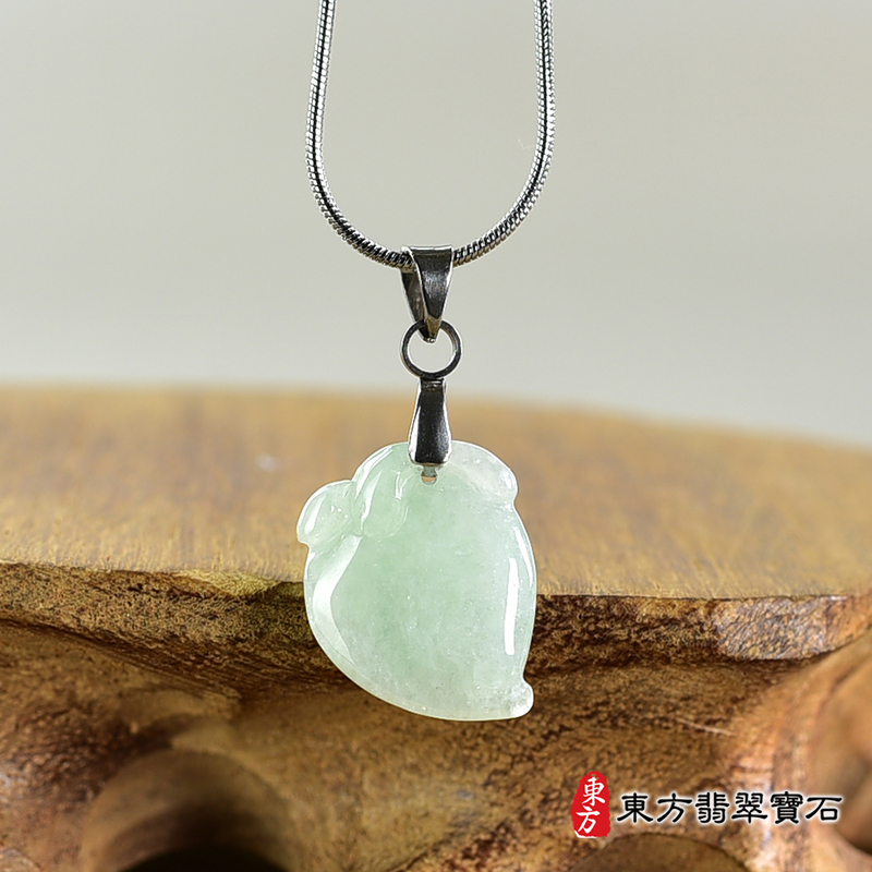 翡翠壽桃項鍊玉珮（福壽雙全：壽桃牌A貨翡翠壽桃玉珮、緬甸玉壽桃玉墜）。淺綠色糯種壽桃，FW267。客製化訂做各種翡翠壽桃吊墜玉珮項鍊。★附A貨翡翠雙證書