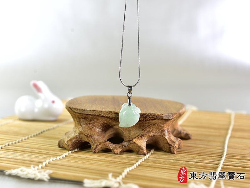 意境翡翠壽桃項鍊玉珮（福壽雙全：壽桃牌A貨翡翠壽桃玉珮、緬甸玉壽桃玉墜）。淺綠色糯種壽桃，FW267。客製化訂做各種翡翠壽桃吊墜玉珮項鍊。★附A貨翡翠雙證書