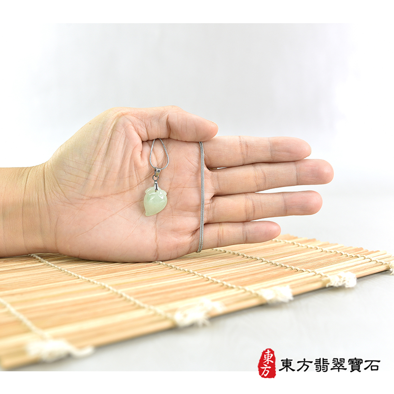 大小翡翠壽桃項鍊玉珮（福壽雙全：壽桃牌A貨翡翠壽桃玉珮、緬甸玉壽桃玉墜）。淺綠色糯種壽桃，FW267。客製化訂做各種翡翠壽桃吊墜玉珮項鍊。★附A貨翡翠雙證書