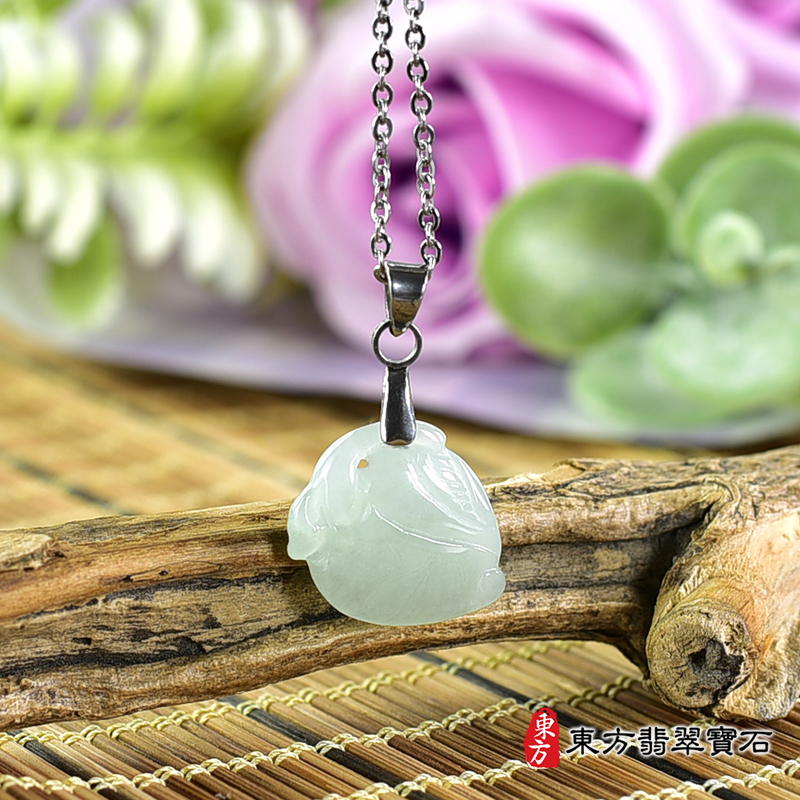 翡翠壽桃項鍊玉珮（福壽雙全：壽桃牌A貨翡翠壽桃玉珮、緬甸玉壽桃玉墜）。淺綠色糯種壽桃，FW268。客製化訂做各種翡翠壽桃吊墜玉珮項鍊。★附A貨翡翠雙證書