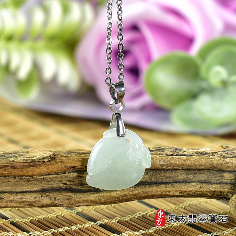 翡翠壽桃項鍊玉珮（福壽雙全：壽桃牌A貨翡翠壽桃玉珮、緬甸玉壽桃玉墜）。淺綠色糯種壽桃，FW268。客製化訂做各種翡翠壽桃吊墜玉珮項鍊。★附A貨翡翠雙證書