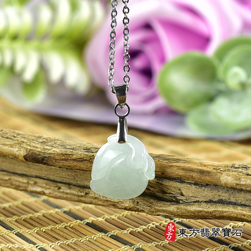 翡翠壽桃項鍊玉珮（福壽雙全：壽桃牌A貨翡翠壽桃玉珮、緬甸玉壽桃玉墜）。淺綠色糯種壽桃，FW268。客製化訂做各種翡翠壽桃吊墜玉珮項鍊。★附A貨翡翠雙證書