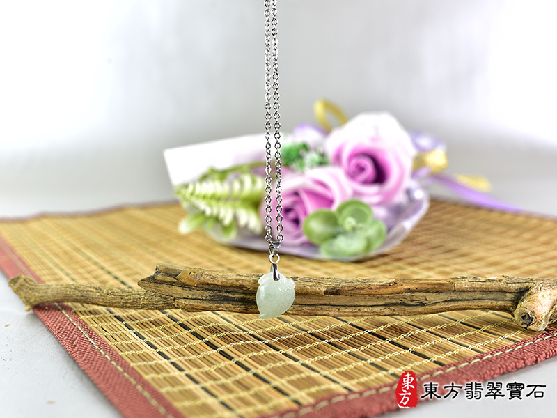 意境翡翠壽桃項鍊玉珮（福壽雙全：壽桃牌A貨翡翠壽桃玉珮、緬甸玉壽桃玉墜）。淺綠色糯種壽桃，FW269。客製化訂做各種翡翠壽桃吊墜玉珮項鍊。★附A貨翡翠雙證書