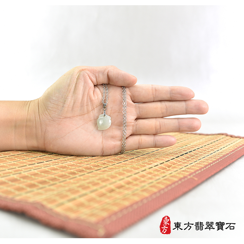 大小翡翠壽桃項鍊玉珮（福壽雙全：壽桃牌A貨翡翠壽桃玉珮、緬甸玉壽桃玉墜）。淺綠色糯種壽桃，FW269。客製化訂做各種翡翠壽桃吊墜玉珮項鍊。★附A貨翡翠雙證書