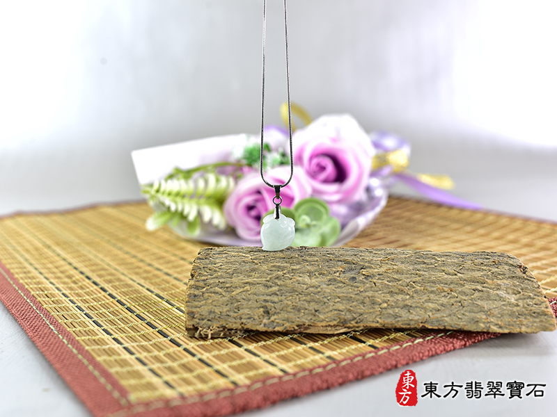 意境翡翠壽桃項鍊玉珮（福壽雙全：壽桃牌A貨翡翠壽桃玉珮、緬甸玉壽桃玉墜）。淺綠色糯種壽桃，FW270。客製化訂做各種翡翠壽桃吊墜玉珮項鍊。★附A貨翡翠雙證書