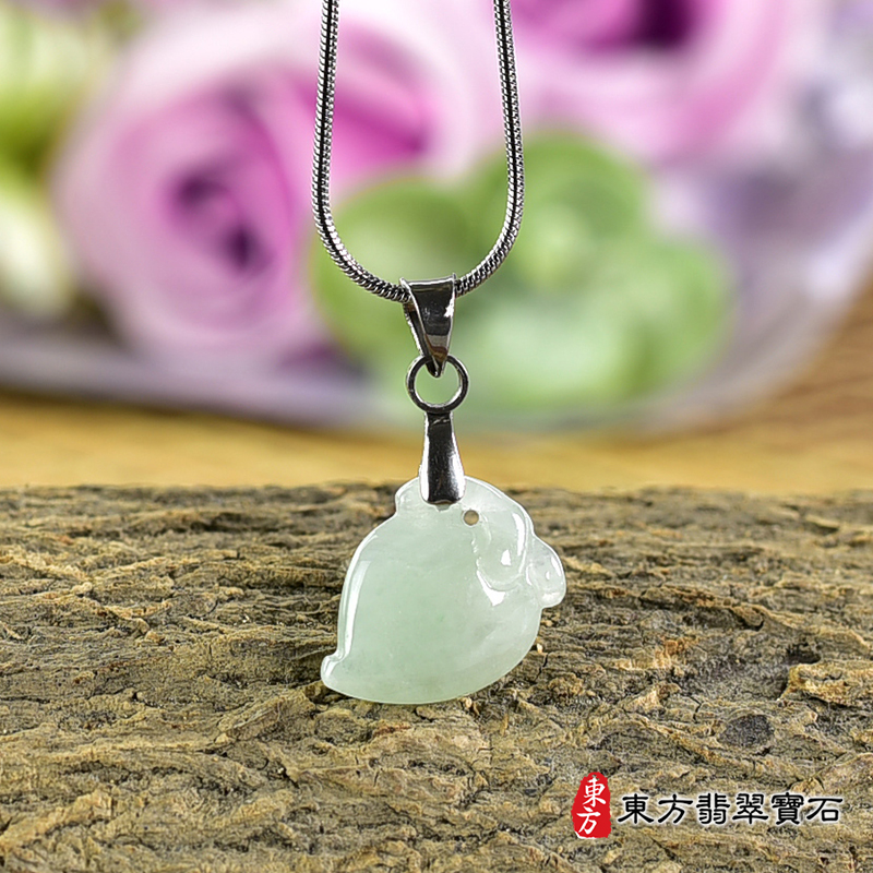翡翠壽桃項鍊玉珮（福壽雙全：壽桃牌A貨翡翠壽桃玉珮、緬甸玉壽桃玉墜）。淺綠色糯種壽桃，FW271。客製化訂做各種翡翠壽桃吊墜玉珮項鍊。★附A貨翡翠雙證書