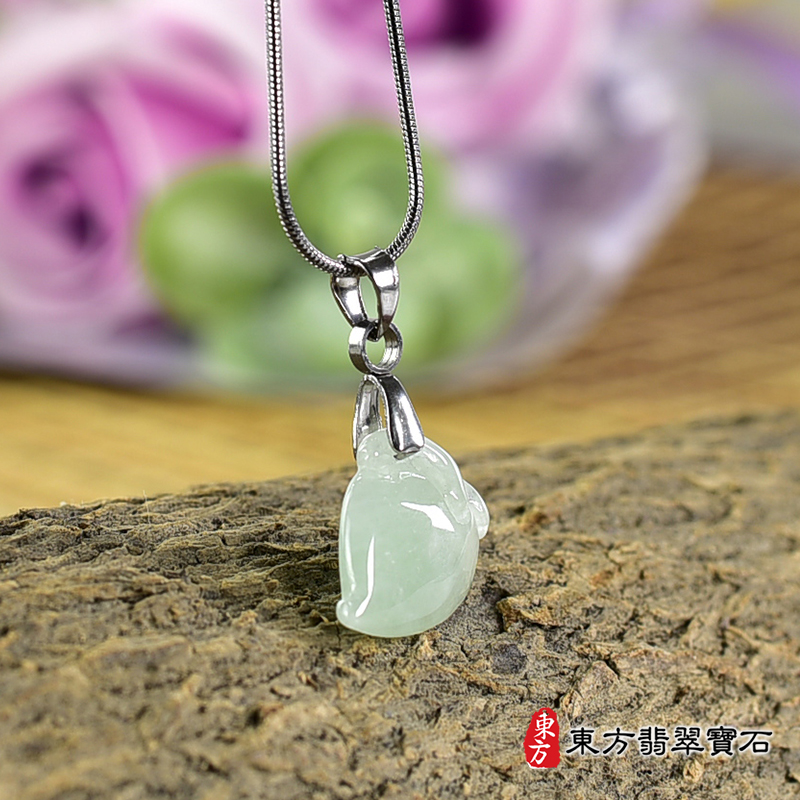 翡翠壽桃項鍊玉珮（福壽雙全：壽桃牌A貨翡翠壽桃玉珮、緬甸玉壽桃玉墜）。淺綠色糯種壽桃，FW271。客製化訂做各種翡翠壽桃吊墜玉珮項鍊。★附A貨翡翠雙證書