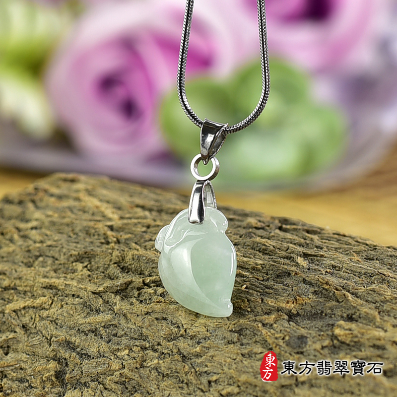 翡翠壽桃項鍊玉珮（福壽雙全：壽桃牌A貨翡翠壽桃玉珮、緬甸玉壽桃玉墜）。淺綠色糯種壽桃，FW271。客製化訂做各種翡翠壽桃吊墜玉珮項鍊。★附A貨翡翠雙證書