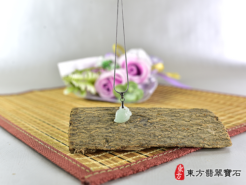 意境翡翠壽桃項鍊玉珮（福壽雙全：壽桃牌A貨翡翠壽桃玉珮、緬甸玉壽桃玉墜）。淺綠色糯種壽桃，FW271。客製化訂做各種翡翠壽桃吊墜玉珮項鍊。★附A貨翡翠雙證書