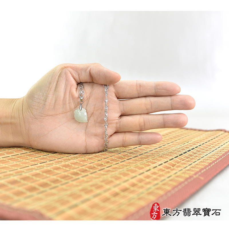 大小翡翠壽桃項鍊玉珮（福壽雙全：壽桃牌A貨翡翠壽桃玉珮、緬甸玉壽桃玉墜）。淺綠色糯種壽桃，FW271。客製化訂做各種翡翠壽桃吊墜玉珮項鍊。★附A貨翡翠雙證書