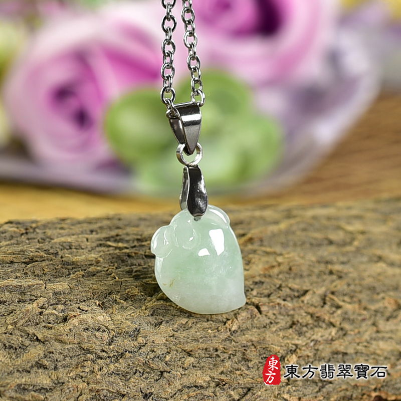 翡翠壽桃項鍊玉珮（福壽雙全：壽桃牌A貨翡翠壽桃玉珮、緬甸玉壽桃玉墜）。淺綠色糯種壽桃，FW272。客製化訂做各種翡翠壽桃吊墜玉珮項鍊。★附A貨翡翠雙證書