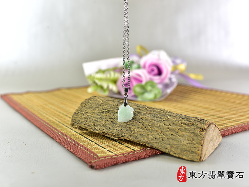 意境翡翠壽桃項鍊玉珮（福壽雙全：壽桃牌A貨翡翠壽桃玉珮、緬甸玉壽桃玉墜）。淺綠色糯種壽桃，FW272。客製化訂做各種翡翠壽桃吊墜玉珮項鍊。★附A貨翡翠雙證書