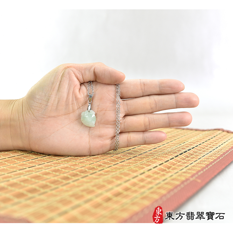 大小翡翠壽桃項鍊玉珮（福壽雙全：壽桃牌A貨翡翠壽桃玉珮、緬甸玉壽桃玉墜）。淺綠色糯種壽桃，FW272。客製化訂做各種翡翠壽桃吊墜玉珮項鍊。★附A貨翡翠雙證書
