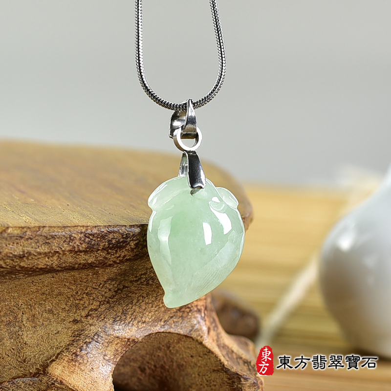 翡翠壽桃項鍊玉珮（福壽雙全：壽桃牌A貨翡翠壽桃玉珮、緬甸玉壽桃玉墜）。淺綠色細糯種壽桃，FW273。客製化訂做各種翡翠壽桃吊墜玉珮項鍊。★附A貨翡翠雙證書