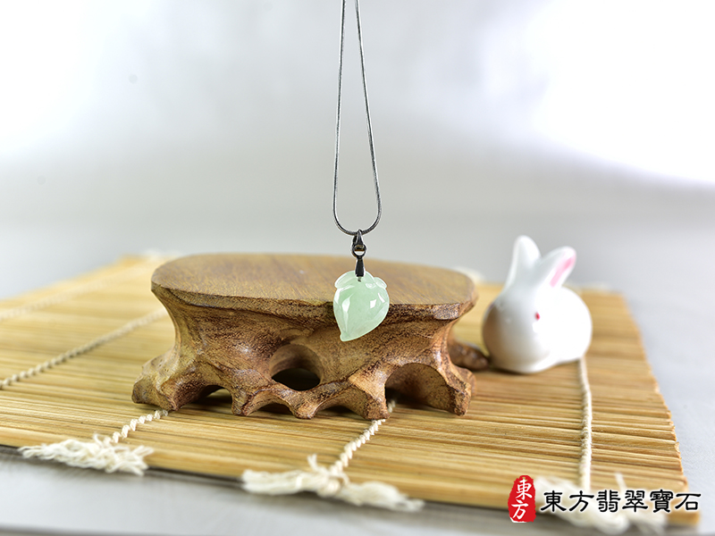 意境翡翠壽桃項鍊玉珮（福壽雙全：壽桃牌A貨翡翠壽桃玉珮、緬甸玉壽桃玉墜）。淺綠色細糯種壽桃，FW273。客製化訂做各種翡翠壽桃吊墜玉珮項鍊。★附A貨翡翠雙證書