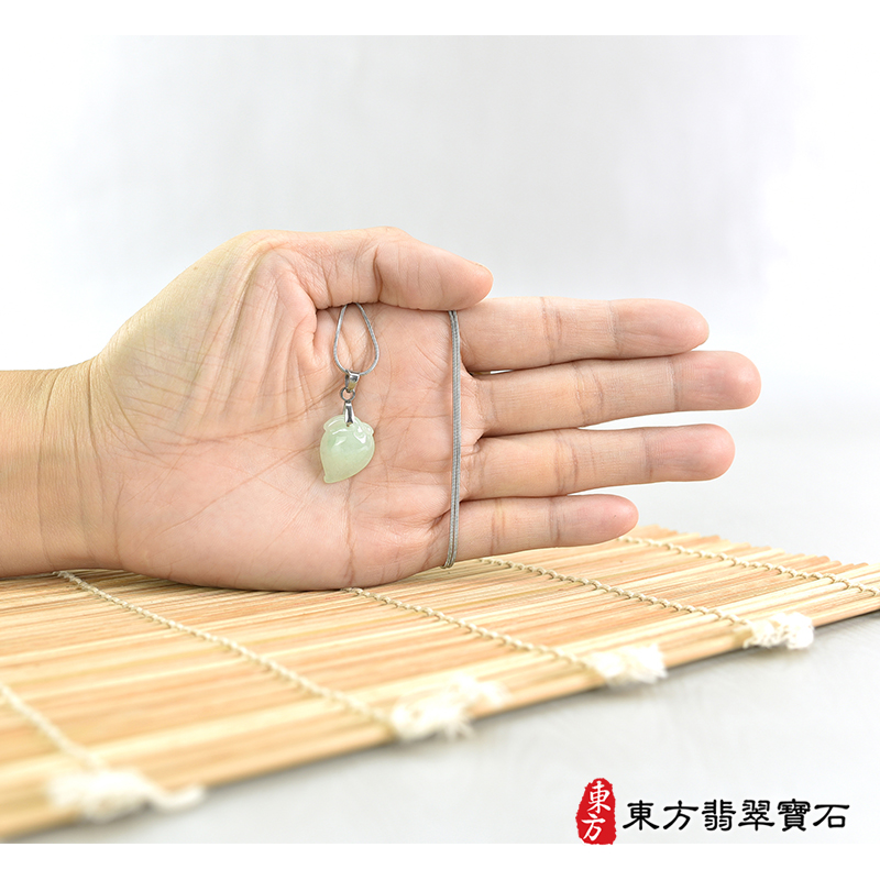大小翡翠壽桃項鍊玉珮（福壽雙全：壽桃牌A貨翡翠壽桃玉珮、緬甸玉壽桃玉墜）。淺綠色細糯種壽桃，FW273。客製化訂做各種翡翠壽桃吊墜玉珮項鍊。★附A貨翡翠雙證書