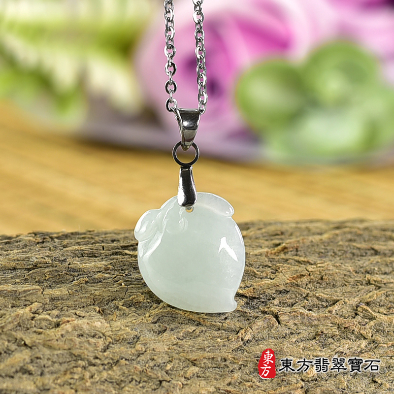 翡翠壽桃項鍊玉珮（福壽雙全：壽桃牌A貨翡翠壽桃玉珮、緬甸玉壽桃玉墜）。淺綠色細糯種壽桃，FW274。客製化訂做各種翡翠壽桃吊墜玉珮項鍊。★附A貨翡翠雙證書