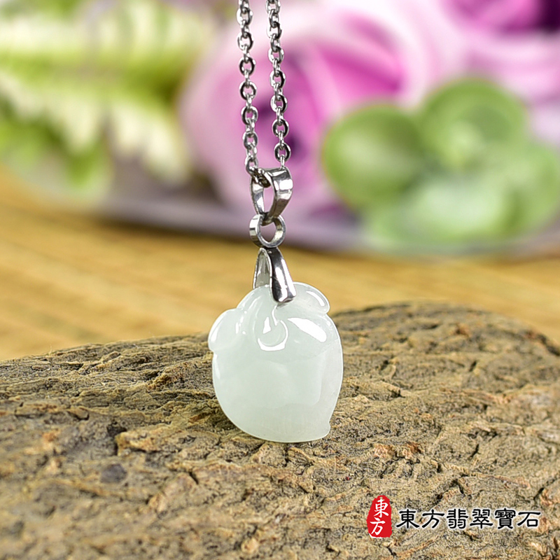 翡翠壽桃項鍊玉珮（福壽雙全：壽桃牌A貨翡翠壽桃玉珮、緬甸玉壽桃玉墜）。淺綠色細糯種壽桃，FW274。客製化訂做各種翡翠壽桃吊墜玉珮項鍊。★附A貨翡翠雙證書