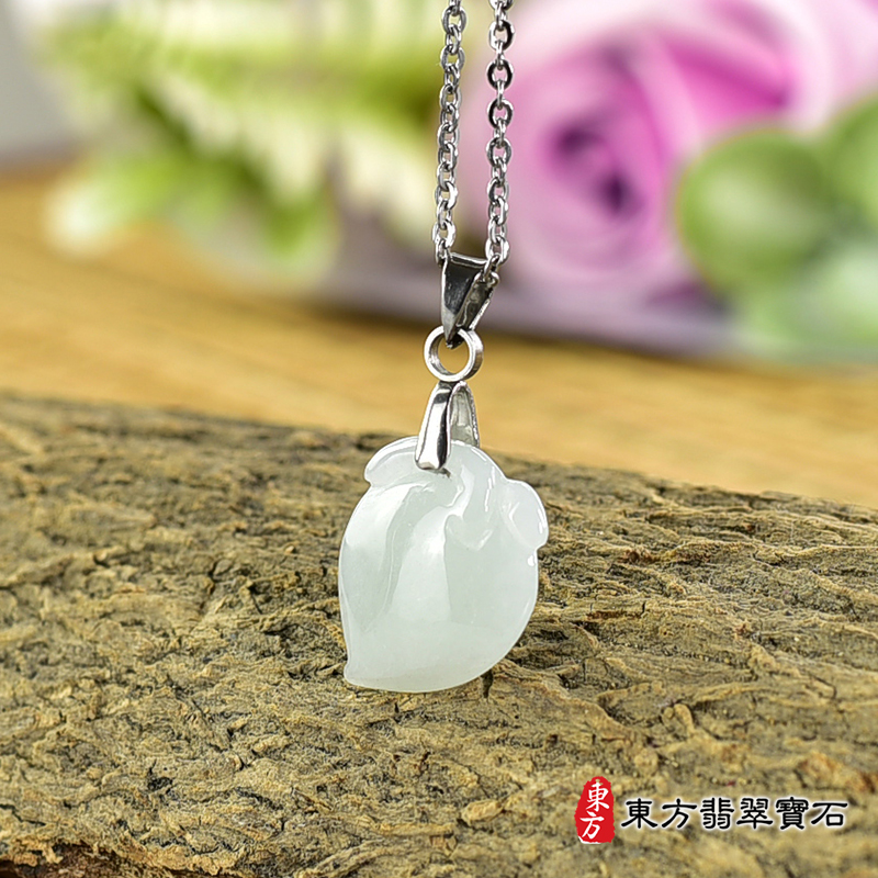 翡翠壽桃項鍊玉珮（福壽雙全：壽桃牌A貨翡翠壽桃玉珮、緬甸玉壽桃玉墜）。淺綠色細糯種壽桃，FW274。客製化訂做各種翡翠壽桃吊墜玉珮項鍊。★附A貨翡翠雙證書