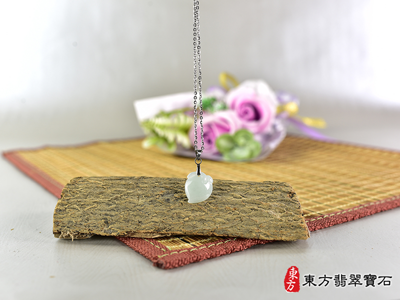 意境翡翠壽桃項鍊玉珮（福壽雙全：壽桃牌A貨翡翠壽桃玉珮、緬甸玉壽桃玉墜）。淺綠色細糯種壽桃，FW274。客製化訂做各種翡翠壽桃吊墜玉珮項鍊。★附A貨翡翠雙證書
