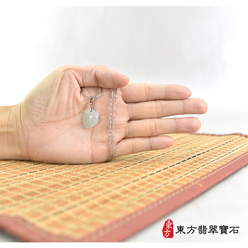 大小翡翠壽桃項鍊玉珮（福壽雙全：壽桃牌A貨翡翠壽桃玉珮、緬甸玉壽桃玉墜）。淺綠色細糯種壽桃，FW274。客製化訂做各種翡翠壽桃吊墜玉珮項鍊。★附A貨翡翠雙證書