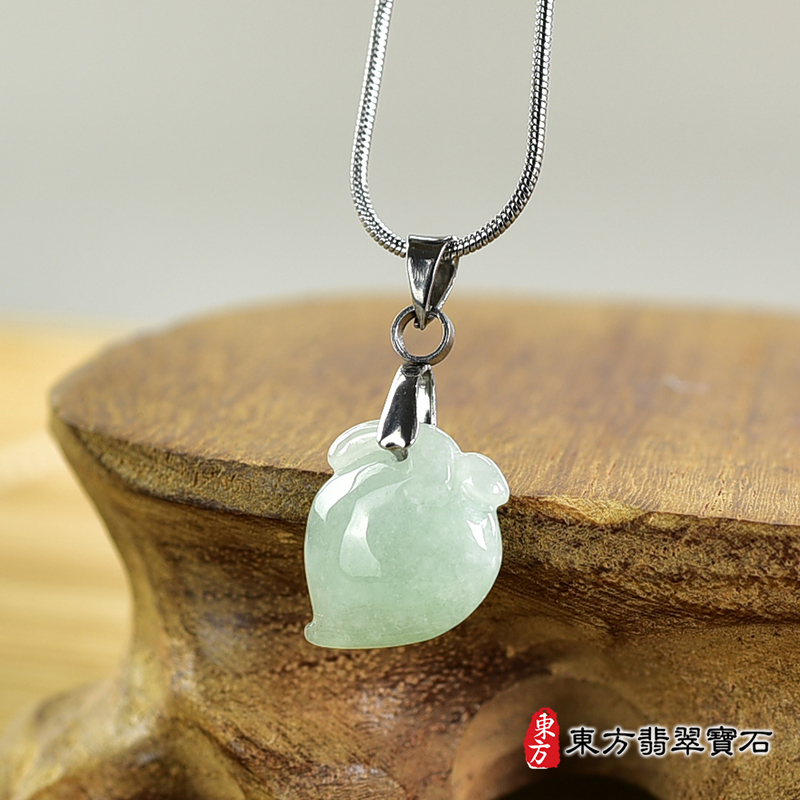 翡翠壽桃項鍊玉珮（福壽雙全：壽桃牌A貨翡翠壽桃玉珮、緬甸玉壽桃玉墜）。淺綠色細糯種壽桃，FW275。客製化訂做各種翡翠壽桃吊墜玉珮項鍊。★附A貨翡翠雙證書