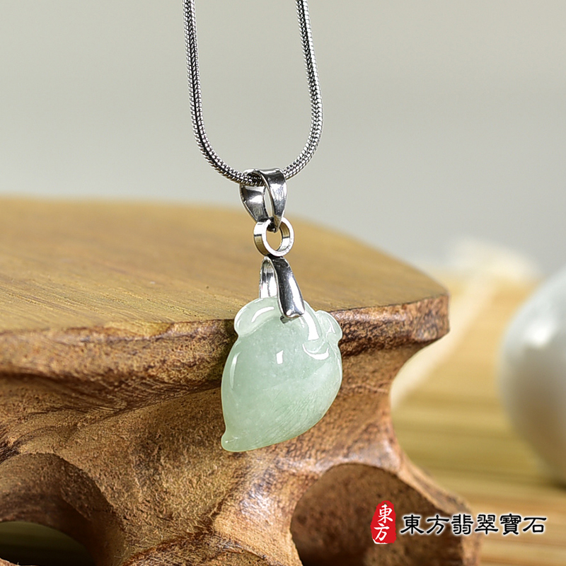 翡翠壽桃項鍊玉珮（福壽雙全：壽桃牌A貨翡翠壽桃玉珮、緬甸玉壽桃玉墜）。淺綠色細糯種壽桃，FW275。客製化訂做各種翡翠壽桃吊墜玉珮項鍊。★附A貨翡翠雙證書