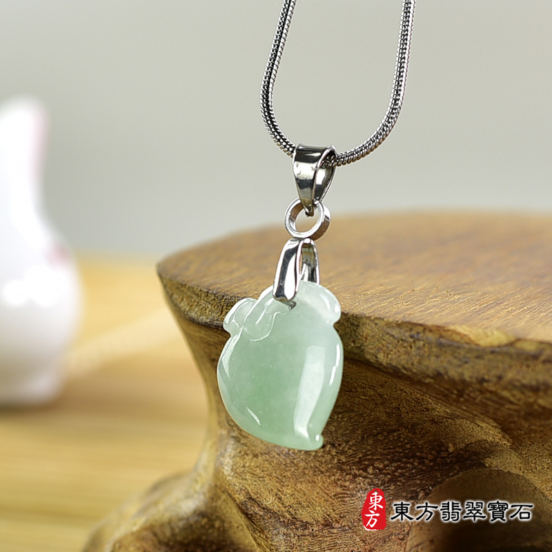 翡翠壽桃項鍊玉珮（福壽雙全：壽桃牌A貨翡翠壽桃玉珮、緬甸玉壽桃玉墜）。淺綠色細糯種壽桃，FW275。客製化訂做各種翡翠壽桃吊墜玉珮項鍊。★附A貨翡翠雙證書