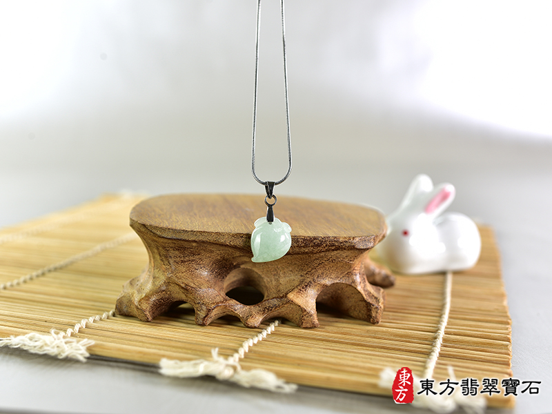 意境翡翠壽桃項鍊玉珮（福壽雙全：壽桃牌A貨翡翠壽桃玉珮、緬甸玉壽桃玉墜）。淺綠色細糯種壽桃，FW275。客製化訂做各種翡翠壽桃吊墜玉珮項鍊。★附A貨翡翠雙證書