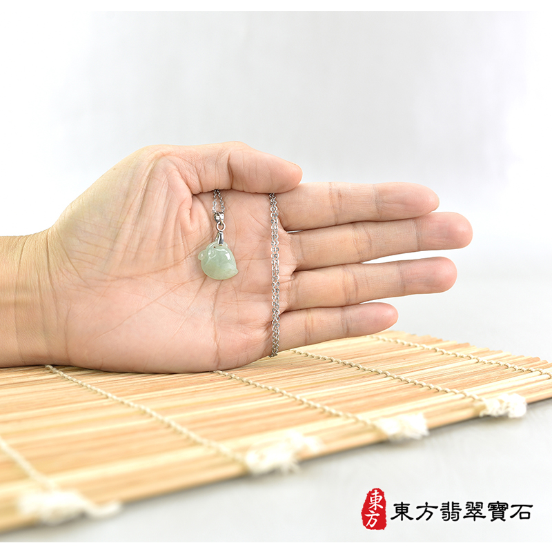 大小翡翠壽桃項鍊玉珮（福壽雙全：壽桃牌A貨翡翠壽桃玉珮、緬甸玉壽桃玉墜）。淺綠色細糯種壽桃，FW275。客製化訂做各種翡翠壽桃吊墜玉珮項鍊。★附A貨翡翠雙證書