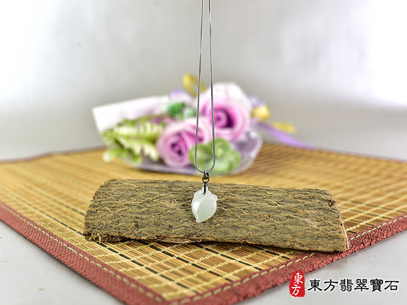 意境翡翠壽桃項鍊玉珮（福壽雙全：壽桃牌A貨翡翠壽桃玉珮、緬甸玉壽桃玉墜）。淺綠色糯種壽桃，FW276。客製化訂做各種翡翠壽桃吊墜玉珮項鍊。★附A貨翡翠雙證書