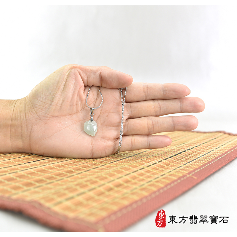 大小翡翠壽桃項鍊玉珮（福壽雙全：壽桃牌A貨翡翠壽桃玉珮、緬甸玉壽桃玉墜）。淺綠色糯種壽桃，FW276。客製化訂做各種翡翠壽桃吊墜玉珮項鍊。★附A貨翡翠雙證書