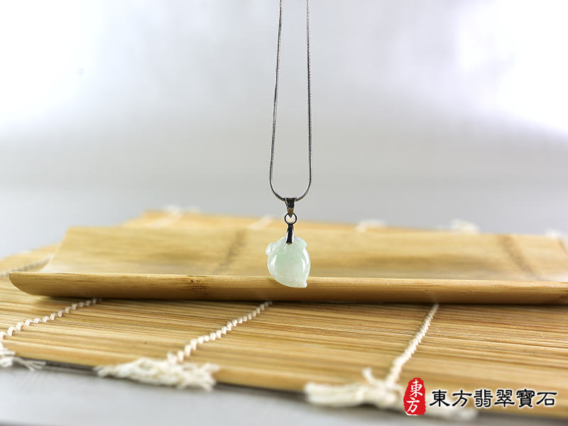 意境翡翠壽桃項鍊玉珮（福壽雙全：壽桃牌A貨翡翠壽桃玉珮、緬甸玉壽桃玉墜）。淺綠色糯種壽桃，FW277。客製化訂做各種翡翠壽桃吊墜玉珮項鍊。★附A貨翡翠雙證書