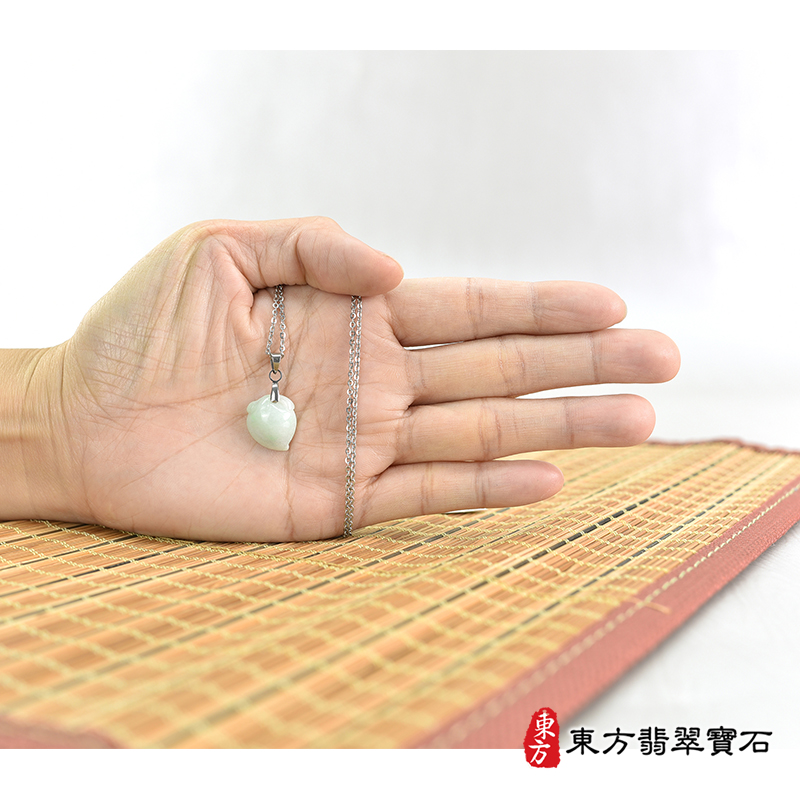 大小翡翠壽桃項鍊玉珮（福壽雙全：壽桃牌A貨翡翠壽桃玉珮、緬甸玉壽桃玉墜）。淺綠色糯種壽桃，FW277。客製化訂做各種翡翠壽桃吊墜玉珮項鍊。★附A貨翡翠雙證書
