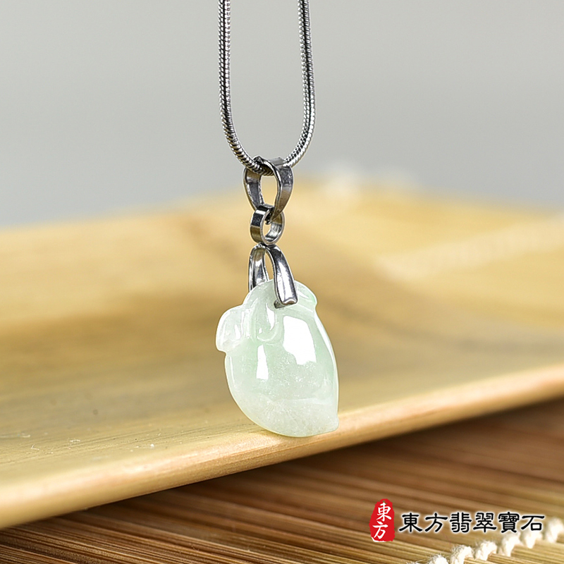 翡翠壽桃項鍊玉珮（福壽雙全：壽桃牌A貨翡翠壽桃玉珮、緬甸玉壽桃玉墜）。淺綠色糯種壽桃，FW278。客製化訂做各種翡翠壽桃吊墜玉珮項鍊。★附A貨翡翠雙證書