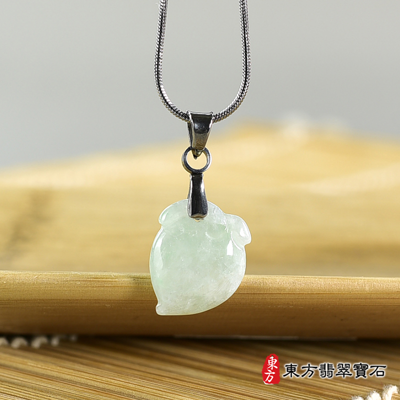 翡翠壽桃項鍊玉珮（福壽雙全：壽桃牌A貨翡翠壽桃玉珮、緬甸玉壽桃玉墜）。淺綠色糯種壽桃，FW278。客製化訂做各種翡翠壽桃吊墜玉珮項鍊。★附A貨翡翠雙證書