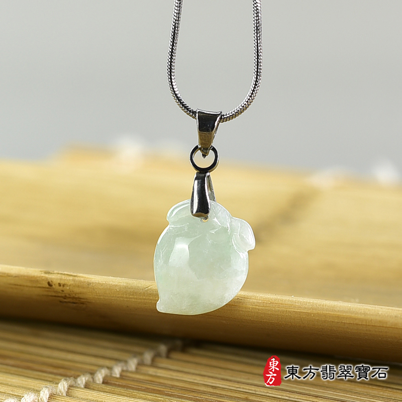 翡翠壽桃項鍊玉珮（福壽雙全：壽桃牌A貨翡翠壽桃玉珮、緬甸玉壽桃玉墜）。淺綠色糯種壽桃，FW278。客製化訂做各種翡翠壽桃吊墜玉珮項鍊。★附A貨翡翠雙證書