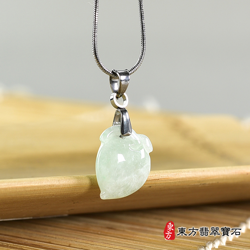 翡翠壽桃項鍊玉珮（福壽雙全：壽桃牌A貨翡翠壽桃玉珮、緬甸玉壽桃玉墜）。淺綠色糯種壽桃，FW278。客製化訂做各種翡翠壽桃吊墜玉珮項鍊。★附A貨翡翠雙證書