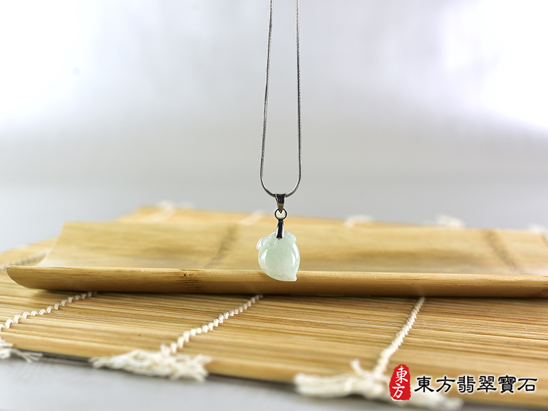 意境翡翠壽桃項鍊玉珮（福壽雙全：壽桃牌A貨翡翠壽桃玉珮、緬甸玉壽桃玉墜）。淺綠色糯種壽桃，FW278。客製化訂做各種翡翠壽桃吊墜玉珮項鍊。★附A貨翡翠雙證書